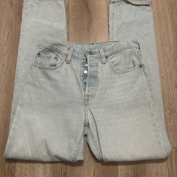 Levi's Classic Light Blue Jeans - Picture 2 of 2